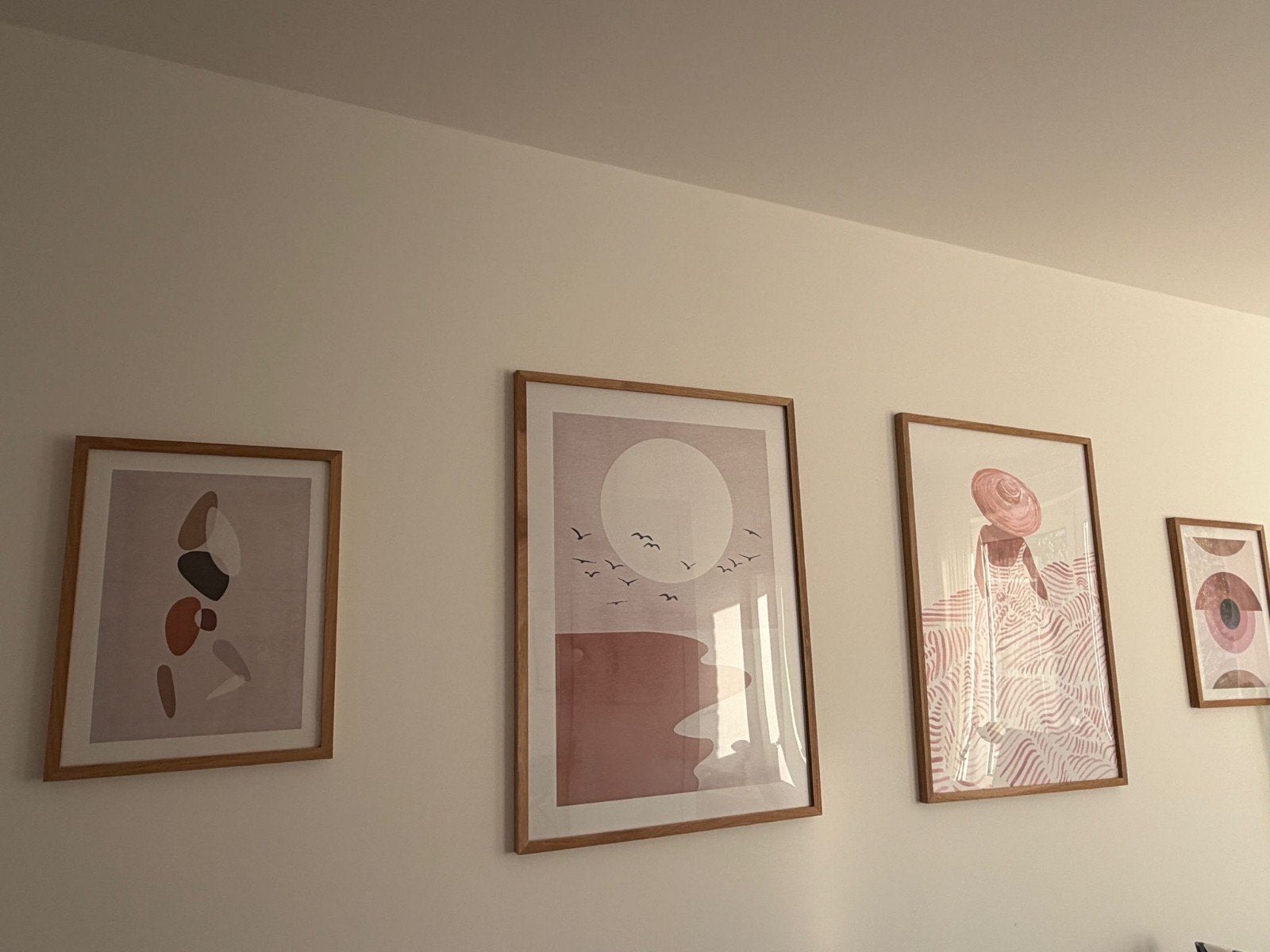 Set van 4 posters met eikenhouten lijst — 2x 50x70cm, 2x 30x, Huis en Inrichting, Woonaccessoires | Lijsten, Ophalen, Hout, Roze