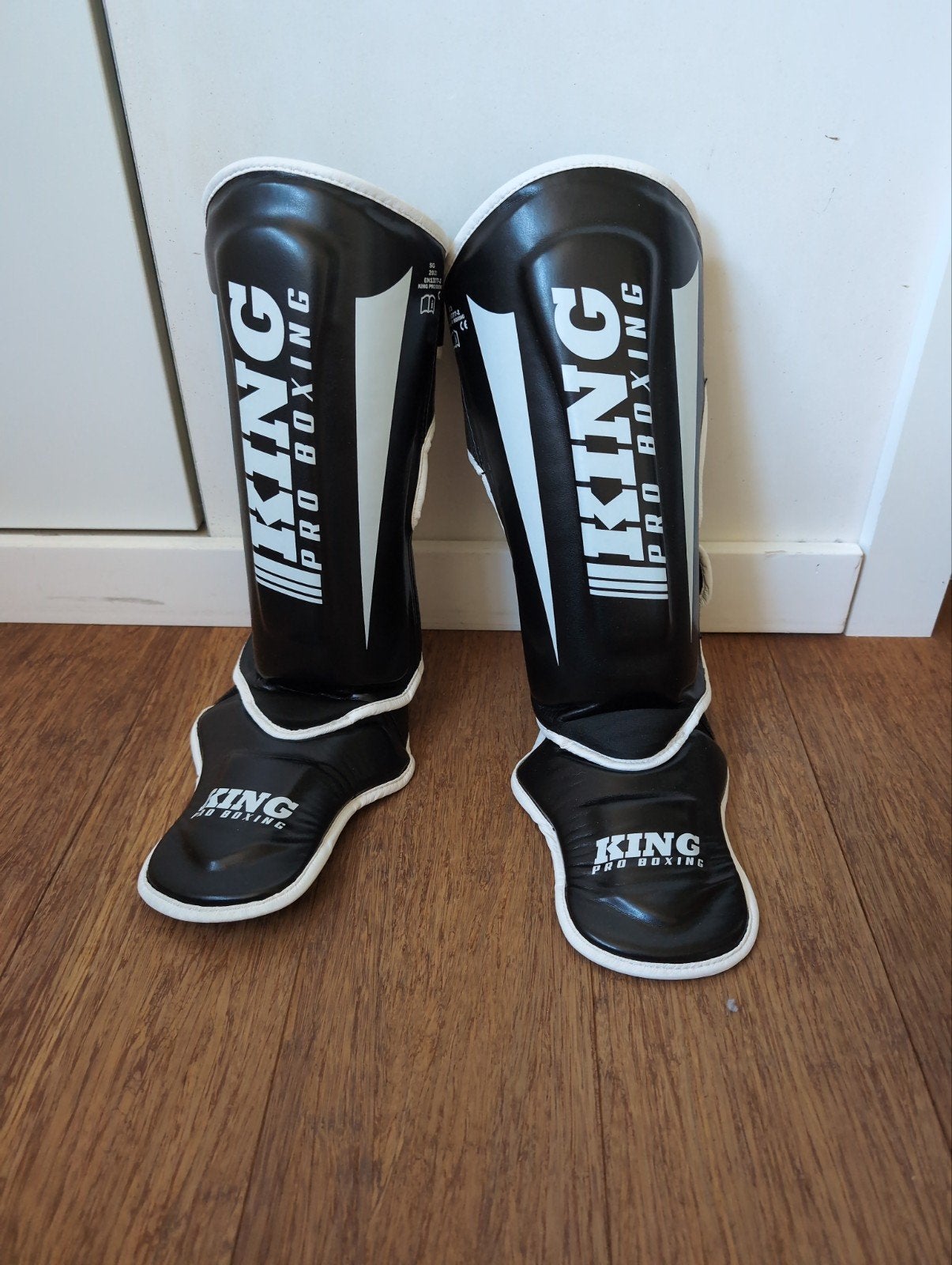King Pro Boxing Kickboks Scheenbeschermers - Zwart - Small, Ophalen, Overige, Vechtsportbescherming, Zo goed als nieuw