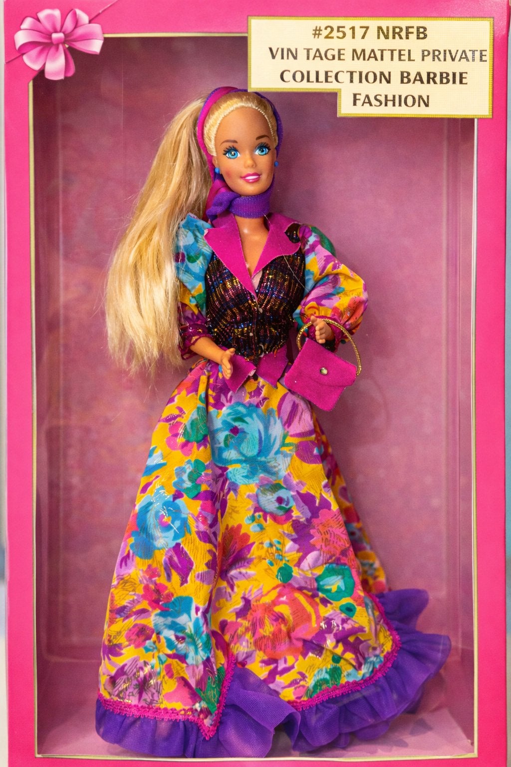 Vintage Barbie met kleurrijke bloemenjurk, sjaal & handtas, Kinderen en Baby's, Ophalen of Verzenden, Gebruikt, Barbie
