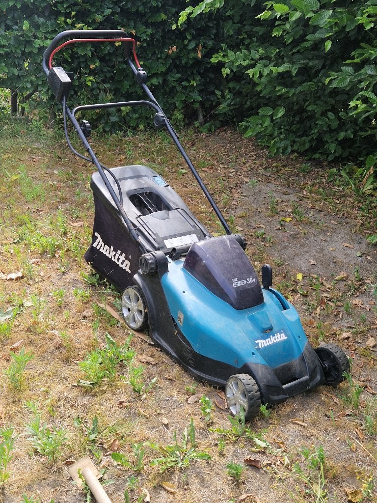 Makita 18V accu grasmaaier zonder accu/lader, Tuin en Terras, Ophalen, Opvangbak, Gebruikt, Accu-grasmaaier
