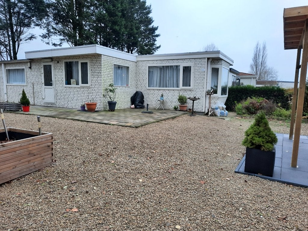 Vakantiehuis met perceel te koop, Vakantie, 2 slaapkamers, Recreatiepark, Chalet, Bungalow of Caravan, Aan meer of rivier