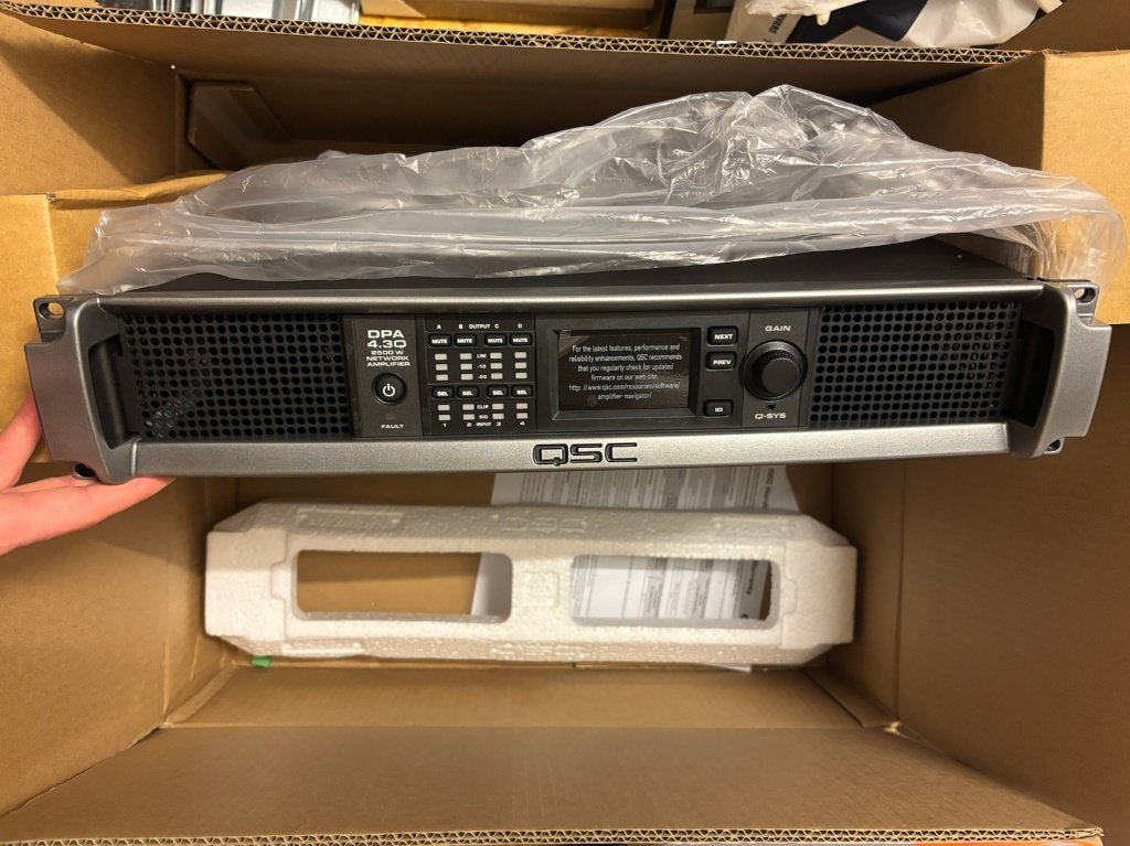 QSC QSYS DPA 4.3Q Amplifier, TV, Hi-fi & Vidéo, Enlèvement, Comme neuf, 120 watts ou plus, Autres marques