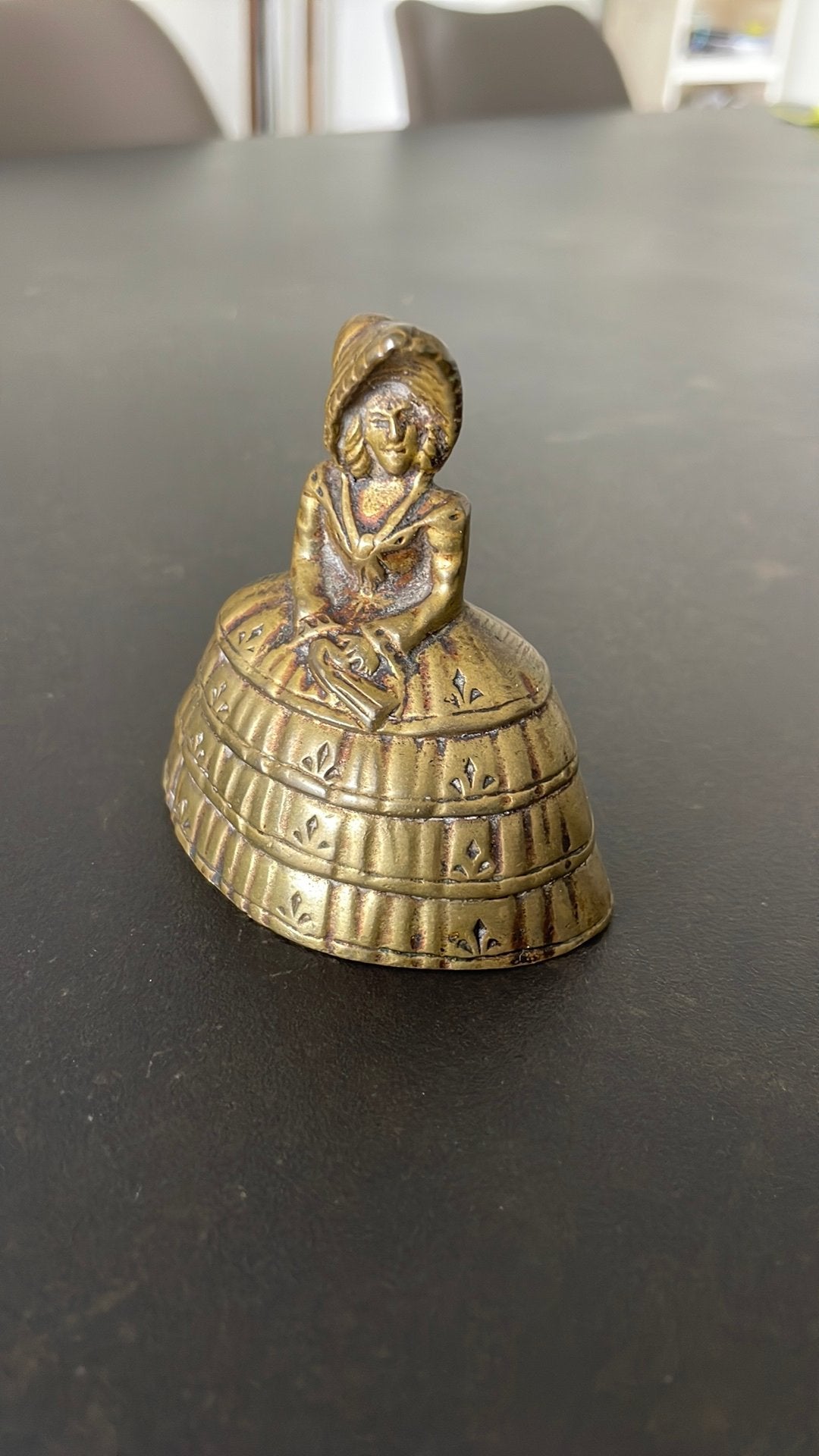 Cloche de table en laiton antique - Femme en robe crinoline, Enlèvement ou Envoi