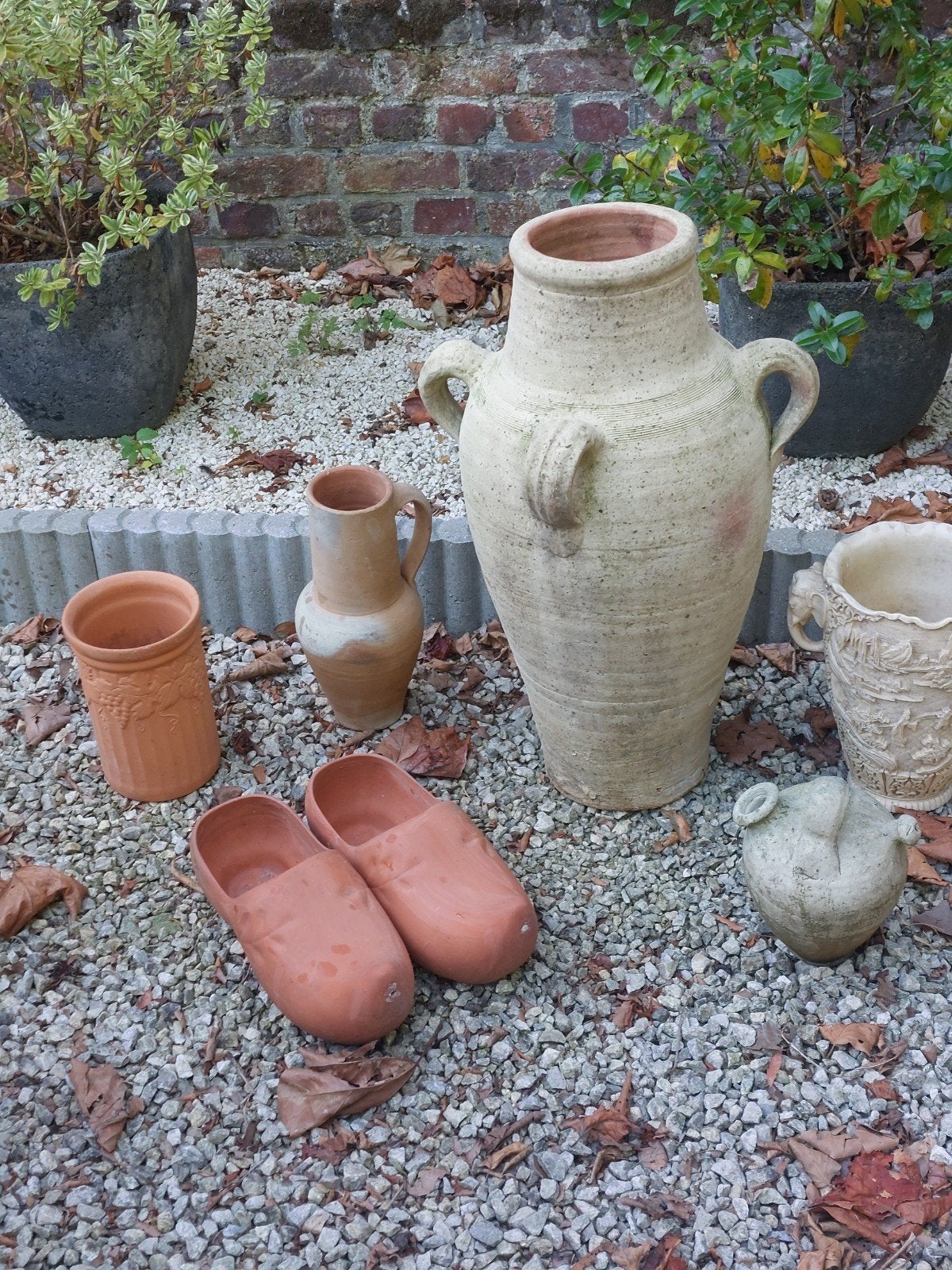 Lot de pots de fleurs et d'amphores en terre cuite, Enlèvement
