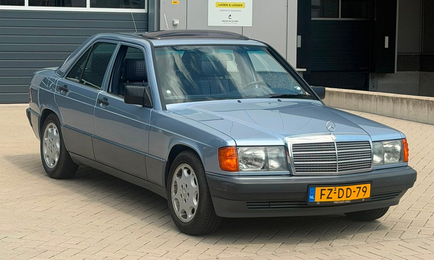 MERCEDES 190E SÉRIE 1.8E AVEC TOIT OUVRANT  BJ1993, Autos, Entreprise, Carnet d'entretien, Noir, 5 portes