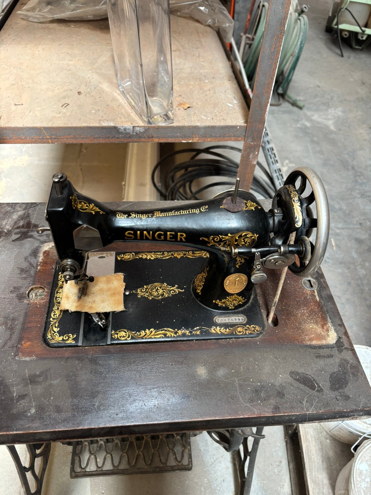 Antieke Singer Naaimachine met onderstel uit 1926, Enlèvement