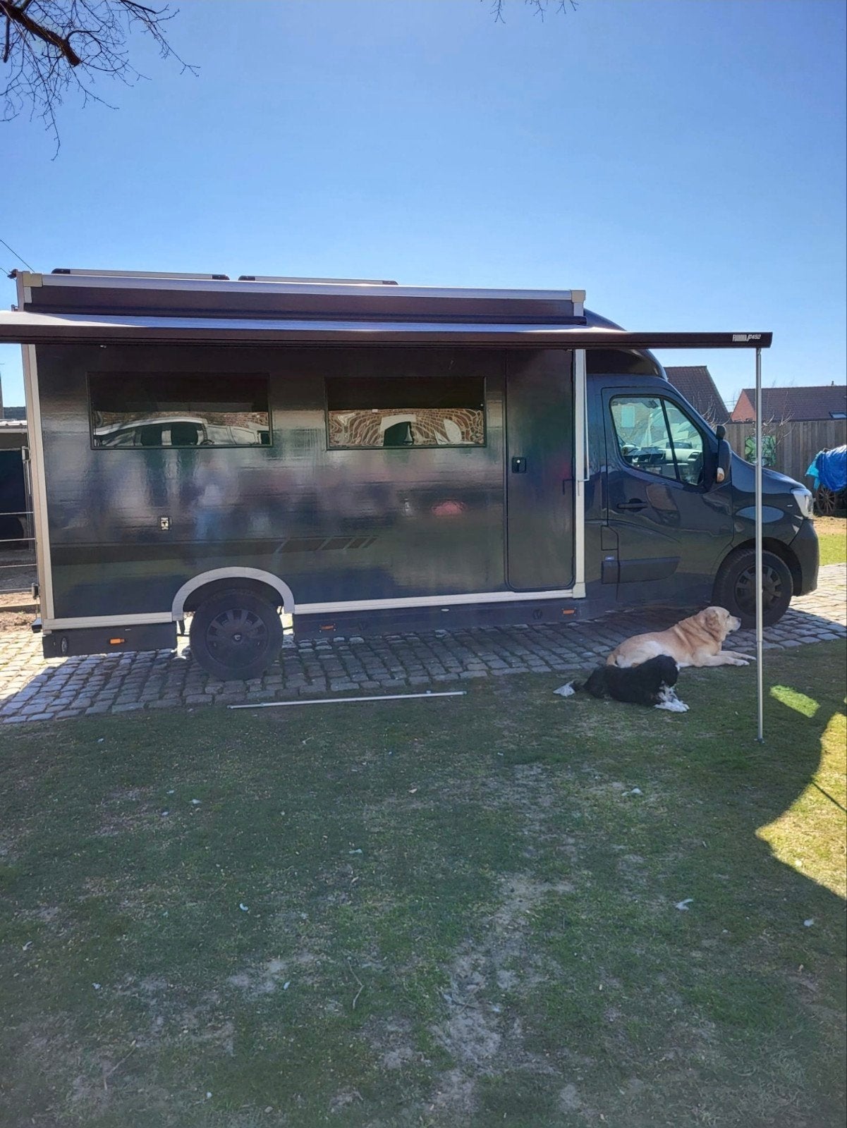 Renault Master Lowliner 2.3 Automaat, Caravans en Kamperen, Mobilhomes, Automaat, Chemisch toilet, Buscamper of Camperbus, Koelkast