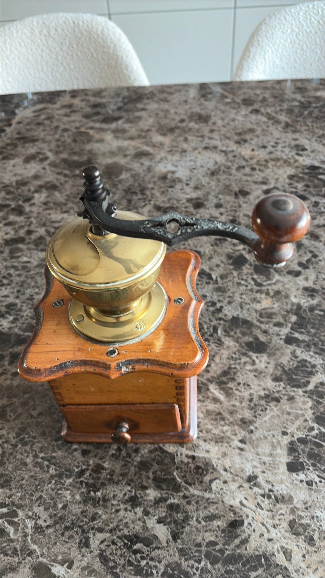 Moulin à café ancien, Enlèvement
