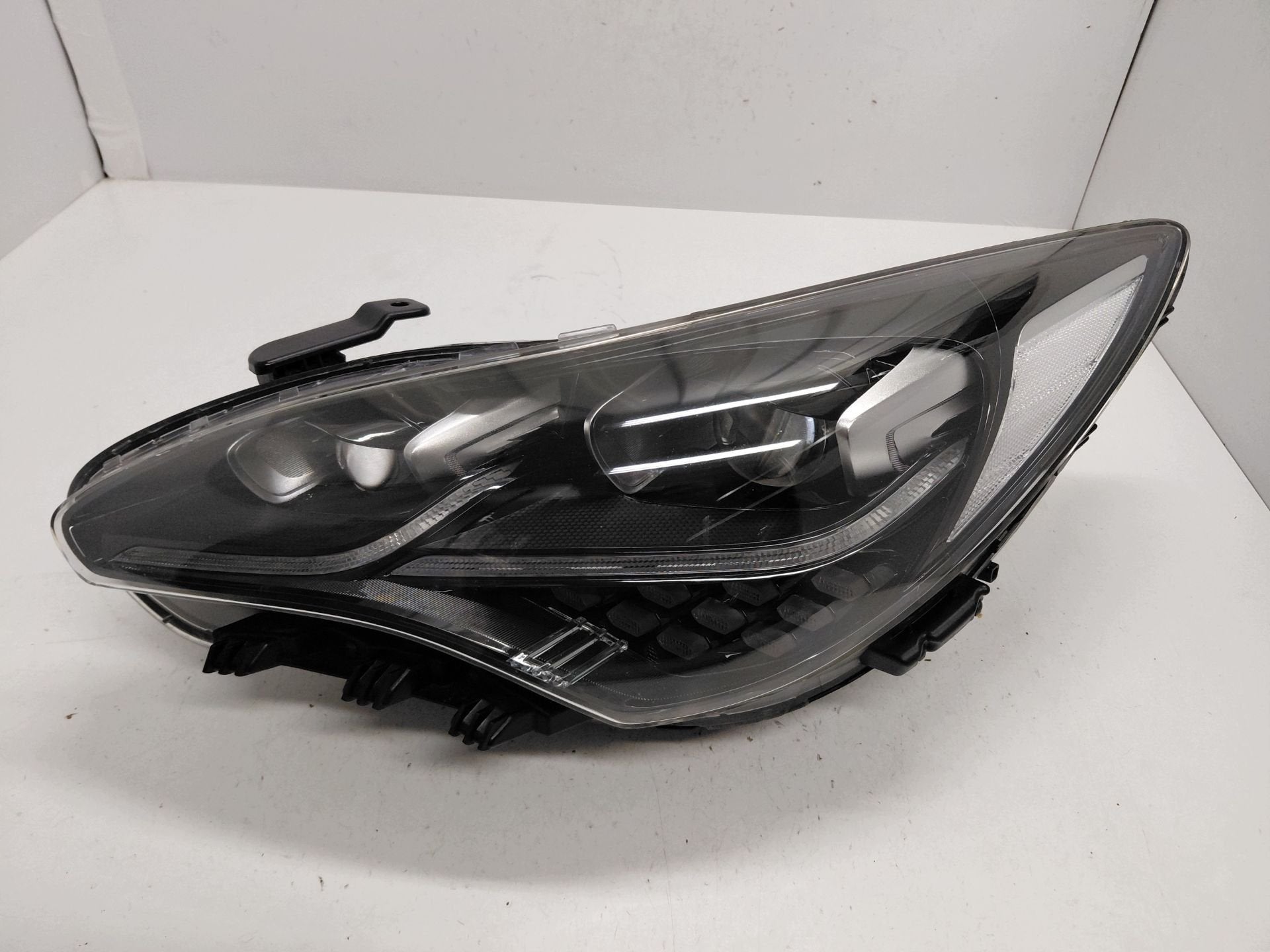 KIA Stinger Koplamp Links KIA, Auto-onderdelen, Heolleung-ro 12
06797  Seoul, Info@kia.com, Kia Corporation, Gebruikt