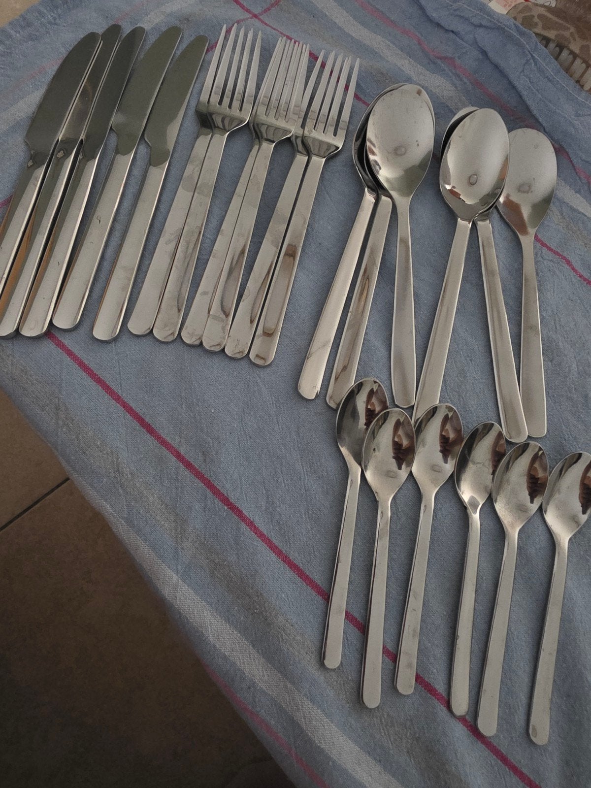 lot de couverts, Enlèvement