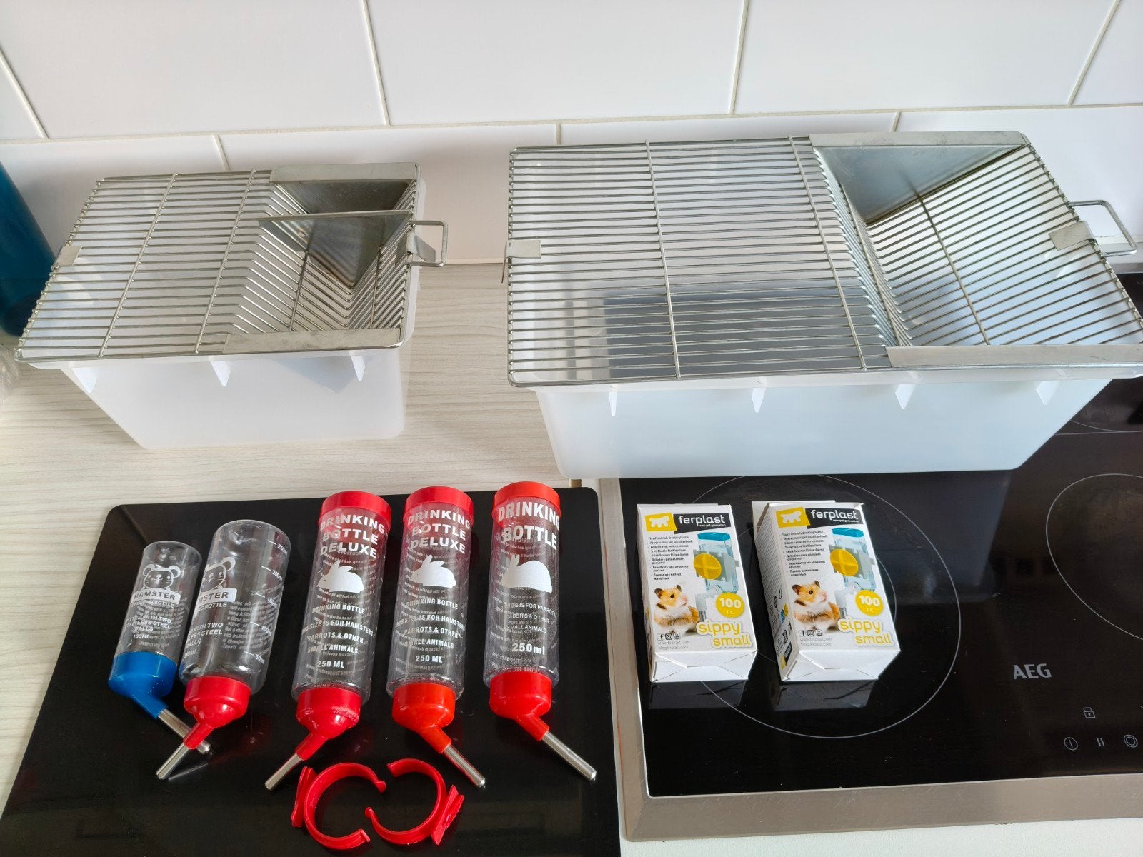 kweekbakken + drinkflessen vr muizen/hamsters, Dieren en Toebehoren, Knaagdieren, Januari