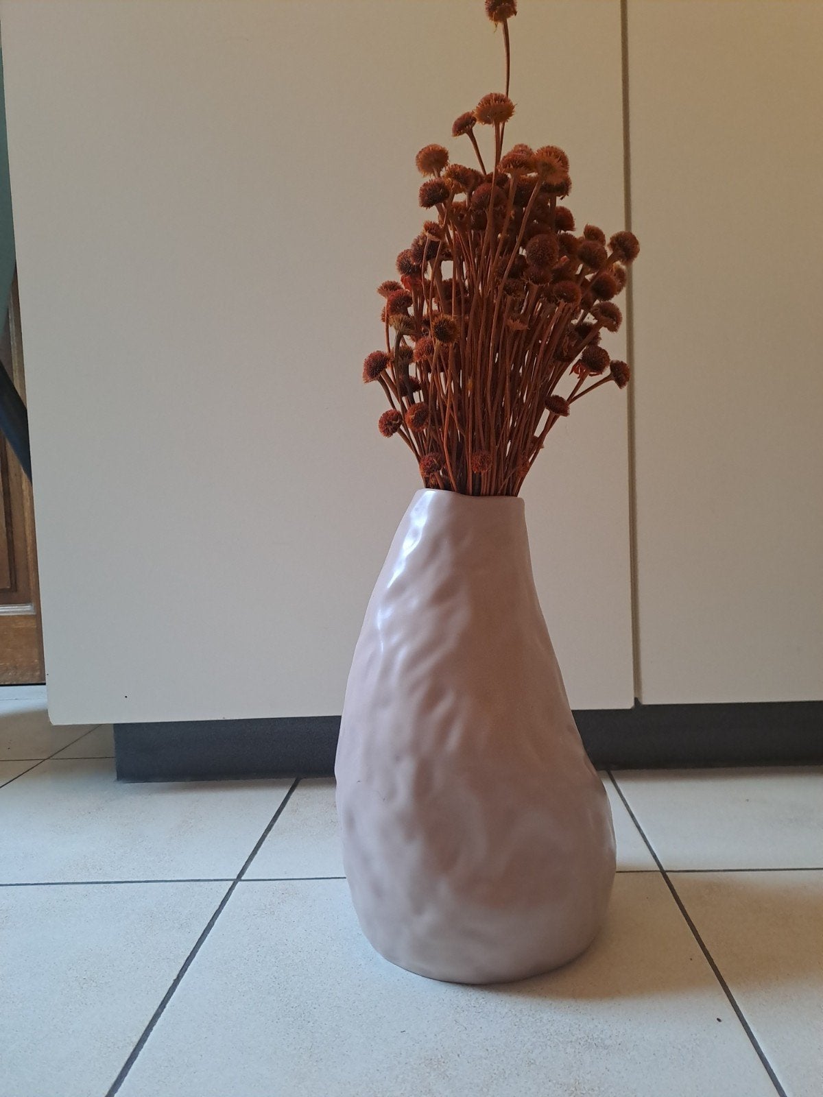 roze vaas met droogbloemen, Enlèvement ou Envoi, 30 cm, Pierre/céramique, Convient pour l'extérieur