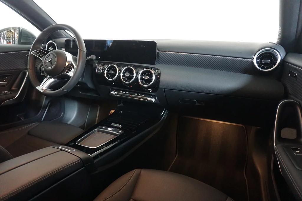Mercedes-Benz A-CLASS 200 (bj 2025, automaat), Auto's, Automaat, Parkeersensor, Gebruikt, Leder en Stof