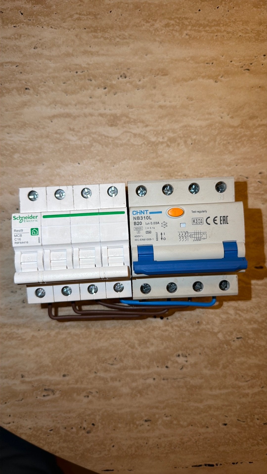 Schneider C16 4P + CHINT B20 4P 30mA – Zo goed als nieuw, Doe-het-zelf en Bouw, Ophalen, Zo goed als nieuw, Schneider Electric