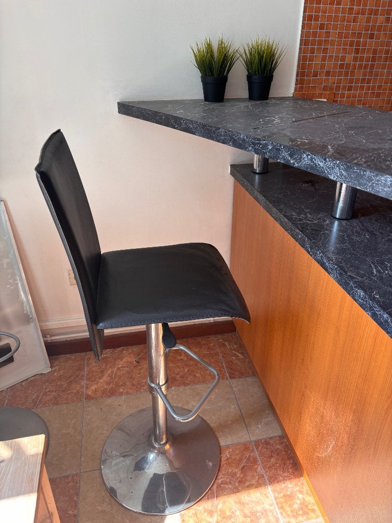 Deux tabourets de bar design, Maison & Meubles, Tabourets de bar, Comme neuf, 60 à 90 cm, Synthétique, Cuir, Métal, 2 tabourets