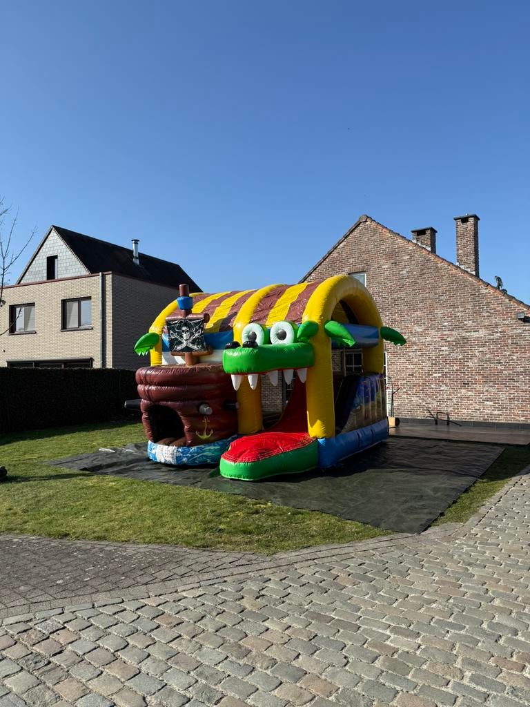 Krokodil/piratenboot springkasteel te koop, Enlèvement ou Envoi, Comme neuf