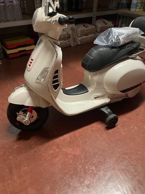 elektrische vespa 12v gelijk nieuw, Ophalen, Zo goed als nieuw