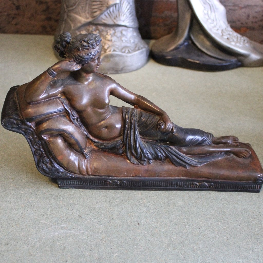 Klassiek Sculptuur Liggende Vrouw op Divan / Chaise Longue, Statue, Enlèvement ou Envoi, Brons, Femme