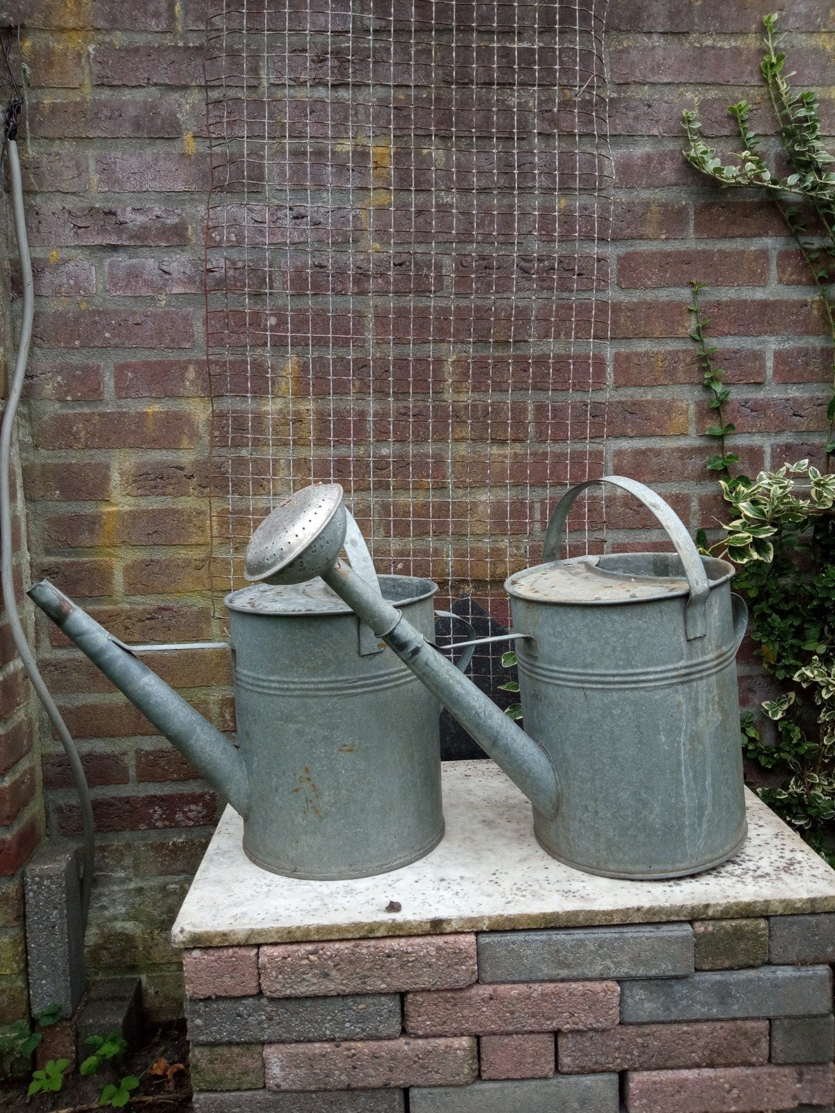 2X zelfde zinken gieters ?PK?, Jardin & Terrasse, Arrosoirs, Enlèvement ou Envoi, Métal