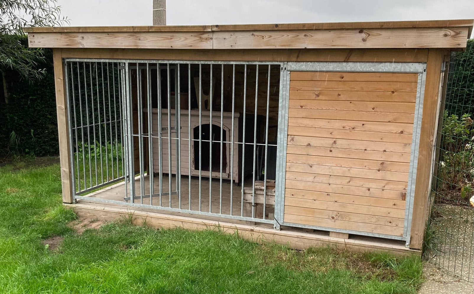 Ruim en stevig hondenren, Dieren en Toebehoren, Ophalen, Zo goed als nieuw
