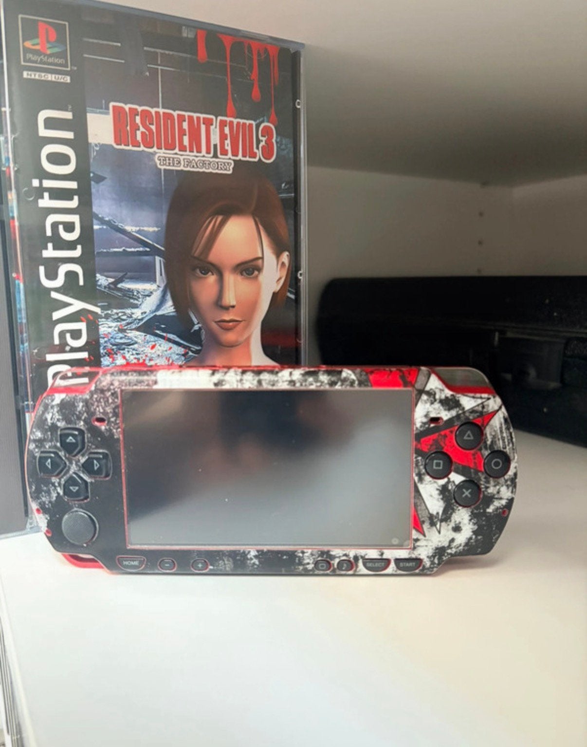 PSP Limited edition / Resident evil / Umbrella Corporation /, Enlèvement ou Envoi, Utilisé