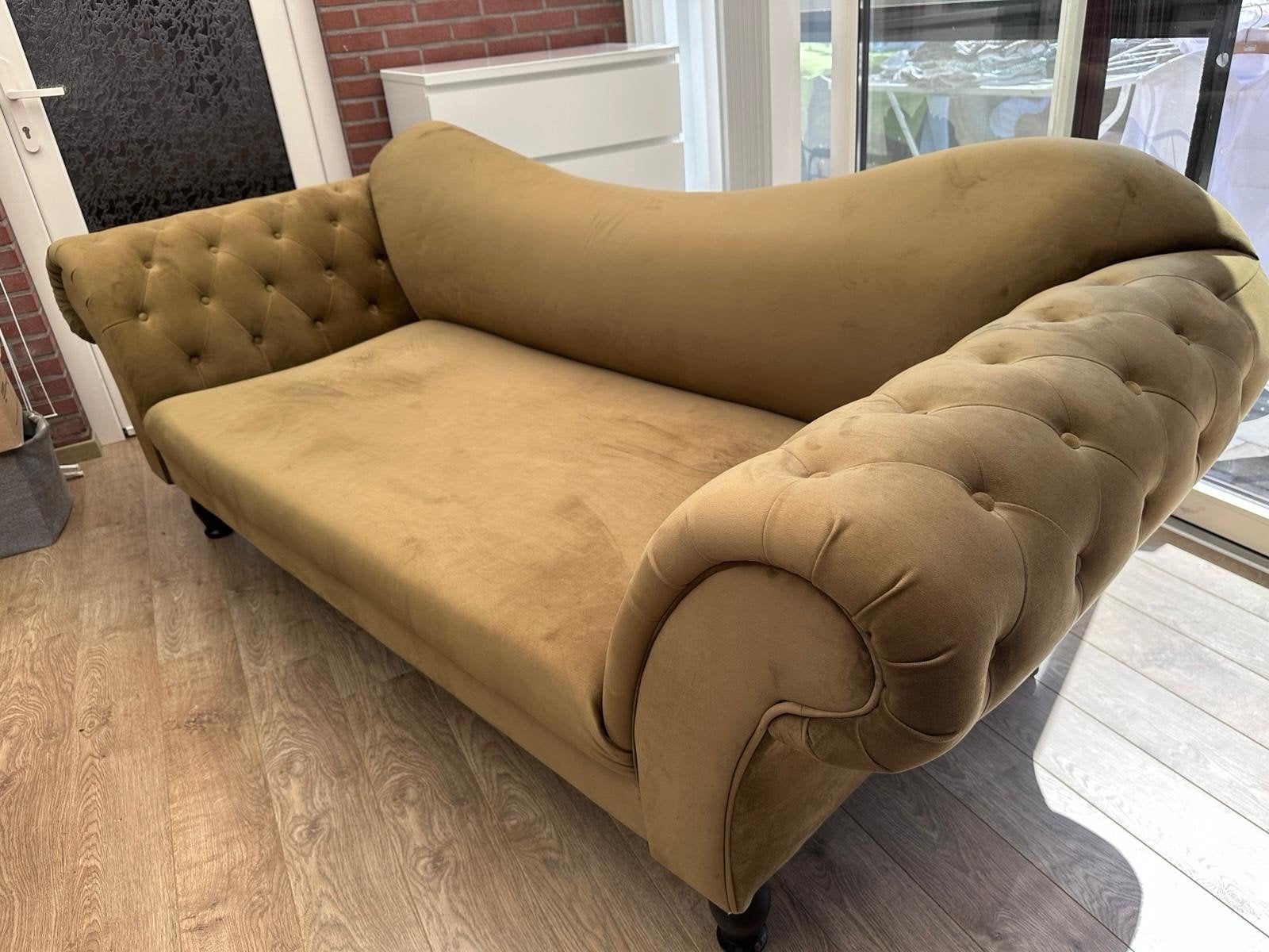 Prachtige fluwelen chaise longue / chesterfield bank in olij, Huis en Inrichting, Zetels | Zetels, Ophalen, Gebruikt, Tweepersoons
