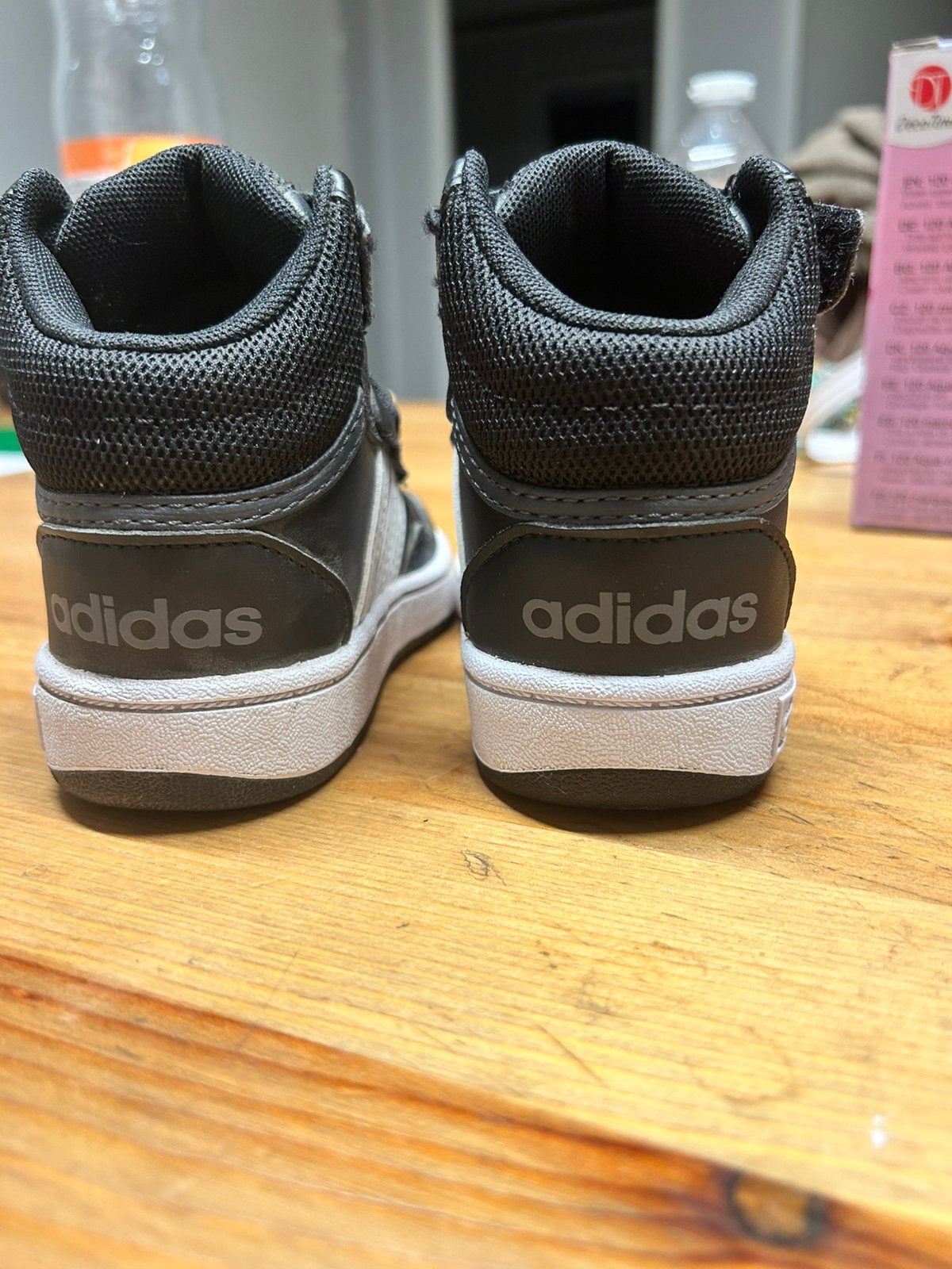Nog splinder nieuwe adidas schoenen, Kinderen en Baby's, Kinderkleding | Schoenen en Sokken, Ophalen, Zo goed als nieuw, Schoenen