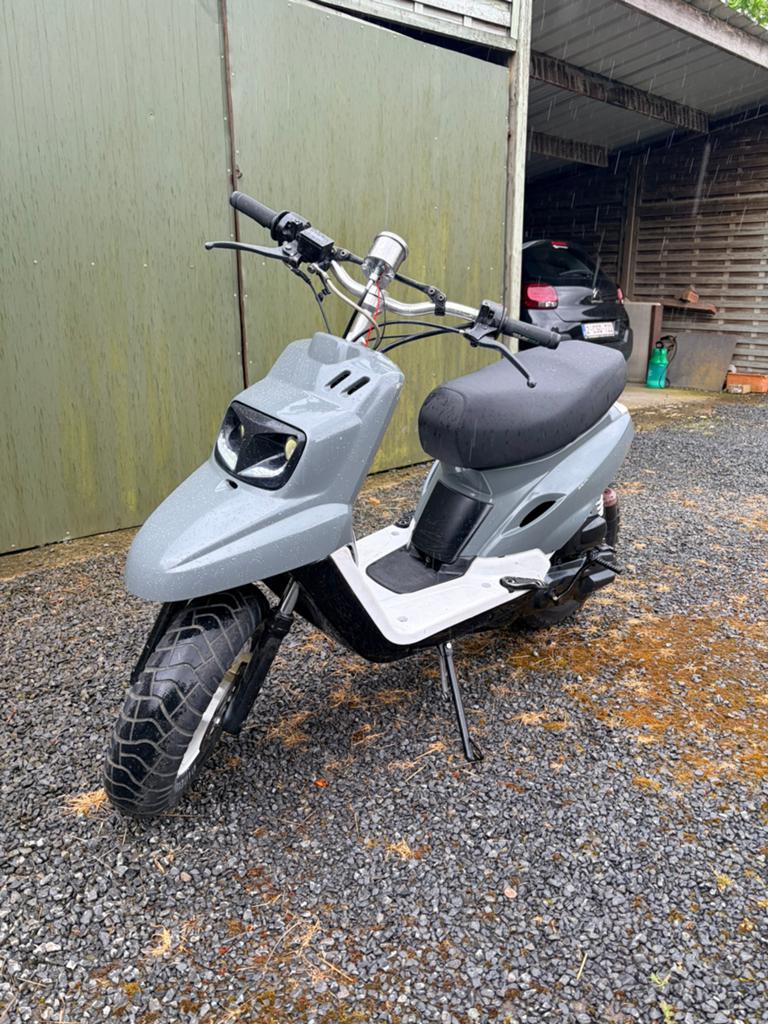 Booster spirit nieuwmodel klasse B in goede staat !, Ophalen, 49 cc, Klasse B (45 km/u), Zo goed als nieuw