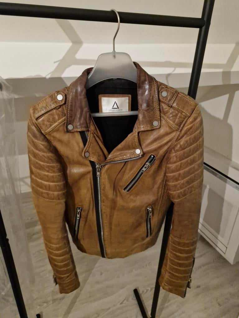Perfecto Serge Pariente
Cuir
Taille M, Vêtements | Hommes, Enlèvement