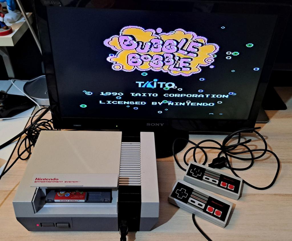 Nintendo nes avec manettes et le jeu bubble bobble, Consoles de jeu & Jeux vidéo, Consoles de jeu | Nintendo NES, Enlèvement, Comme neuf