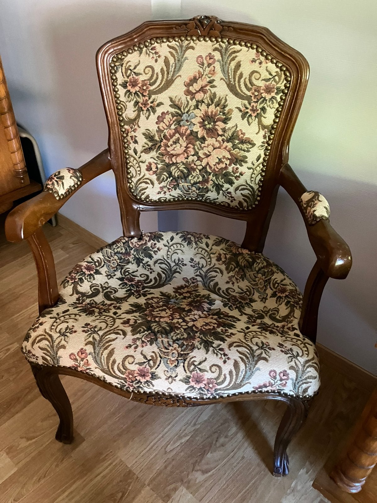 Twee elegante fauteuils in Louis XV-stij, Enlèvement