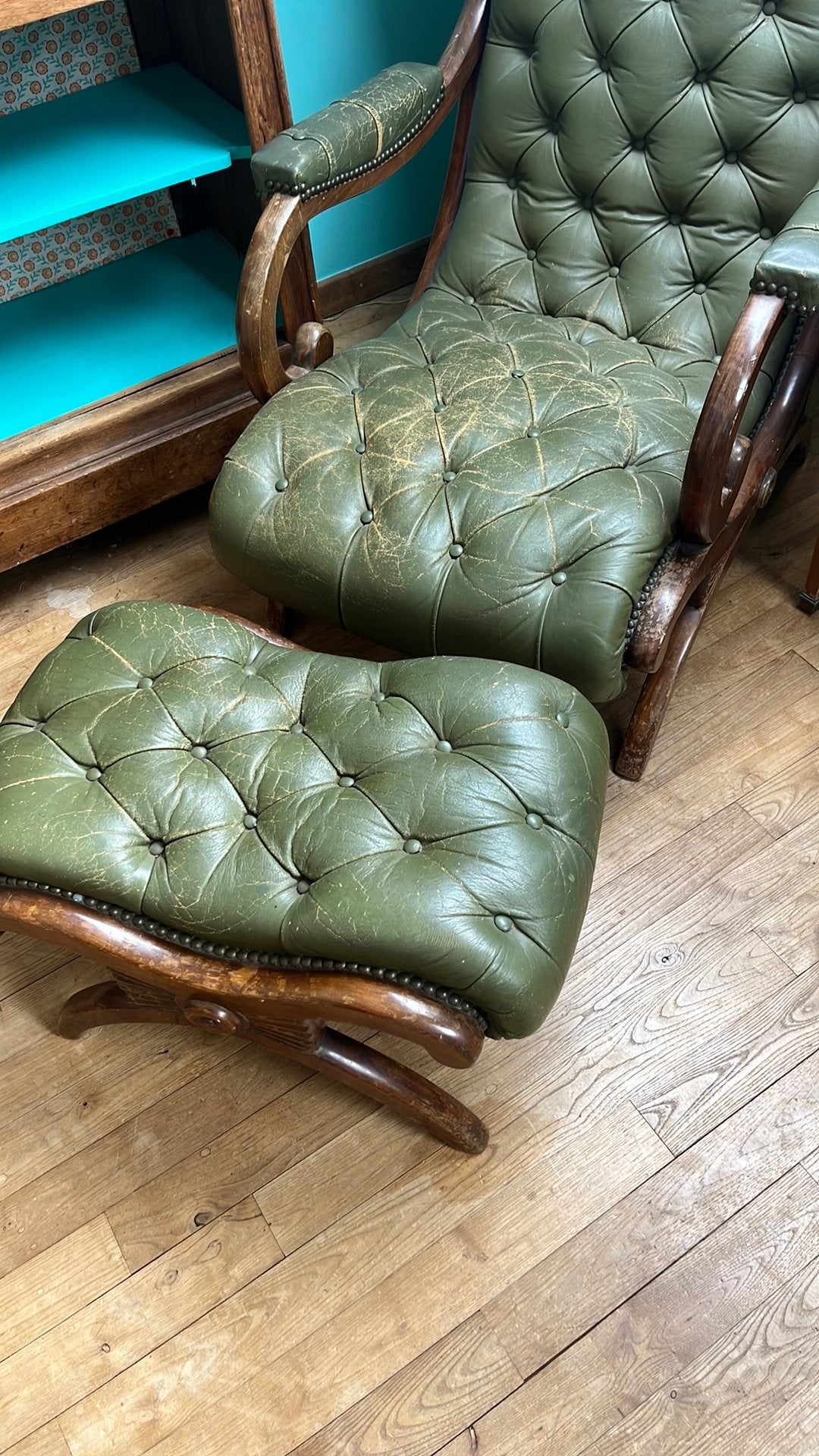 Ensemble Chauffeuse cuir style victoirien /  et repose pied, 75 à 100 cm, Victorien/regency, Enlèvement, Utilisé