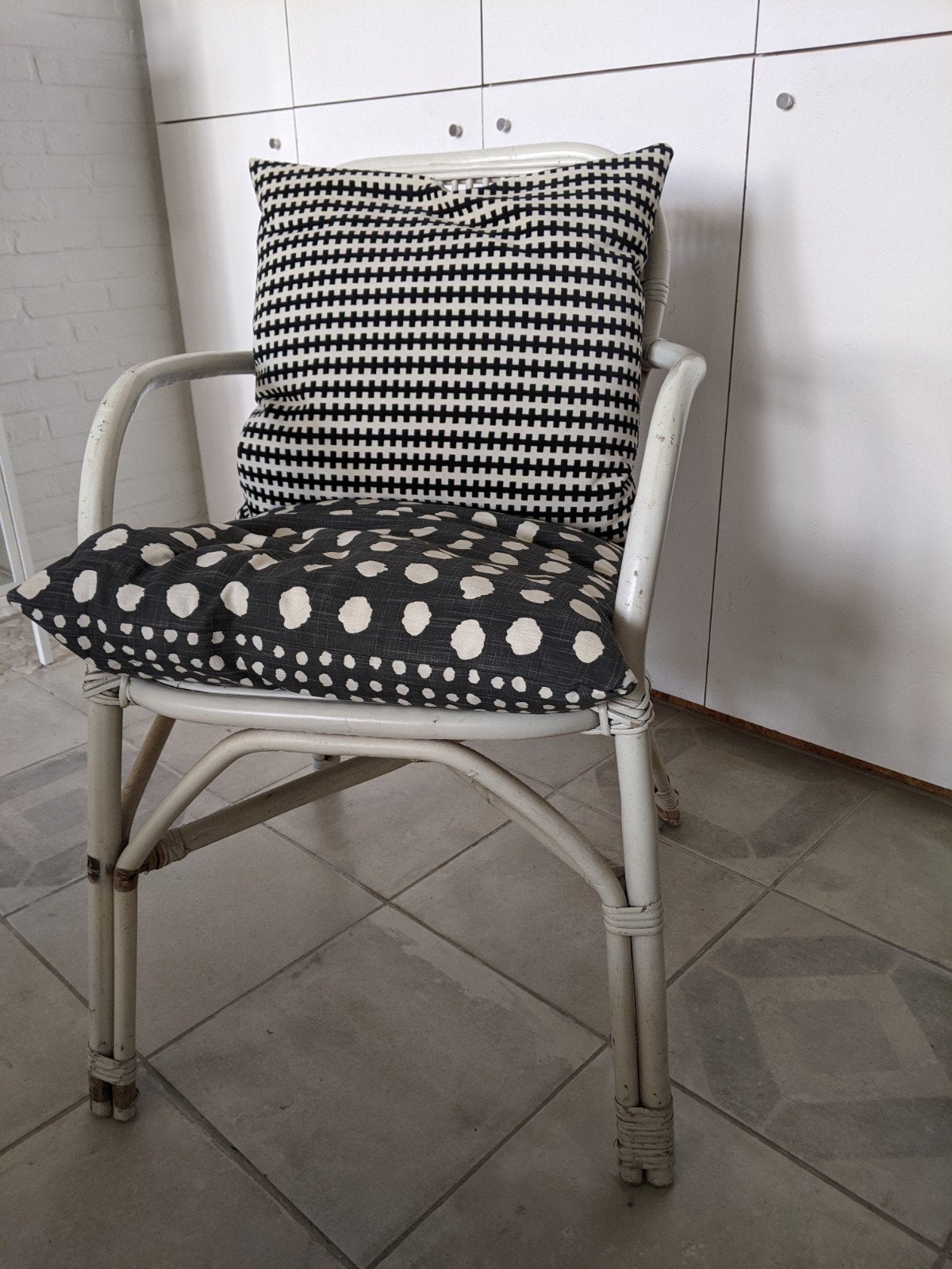 wit gelakte rotan stoel inclusief kussens, Huis en Inrichting, Stoelen, Ophalen, Wit, Twee