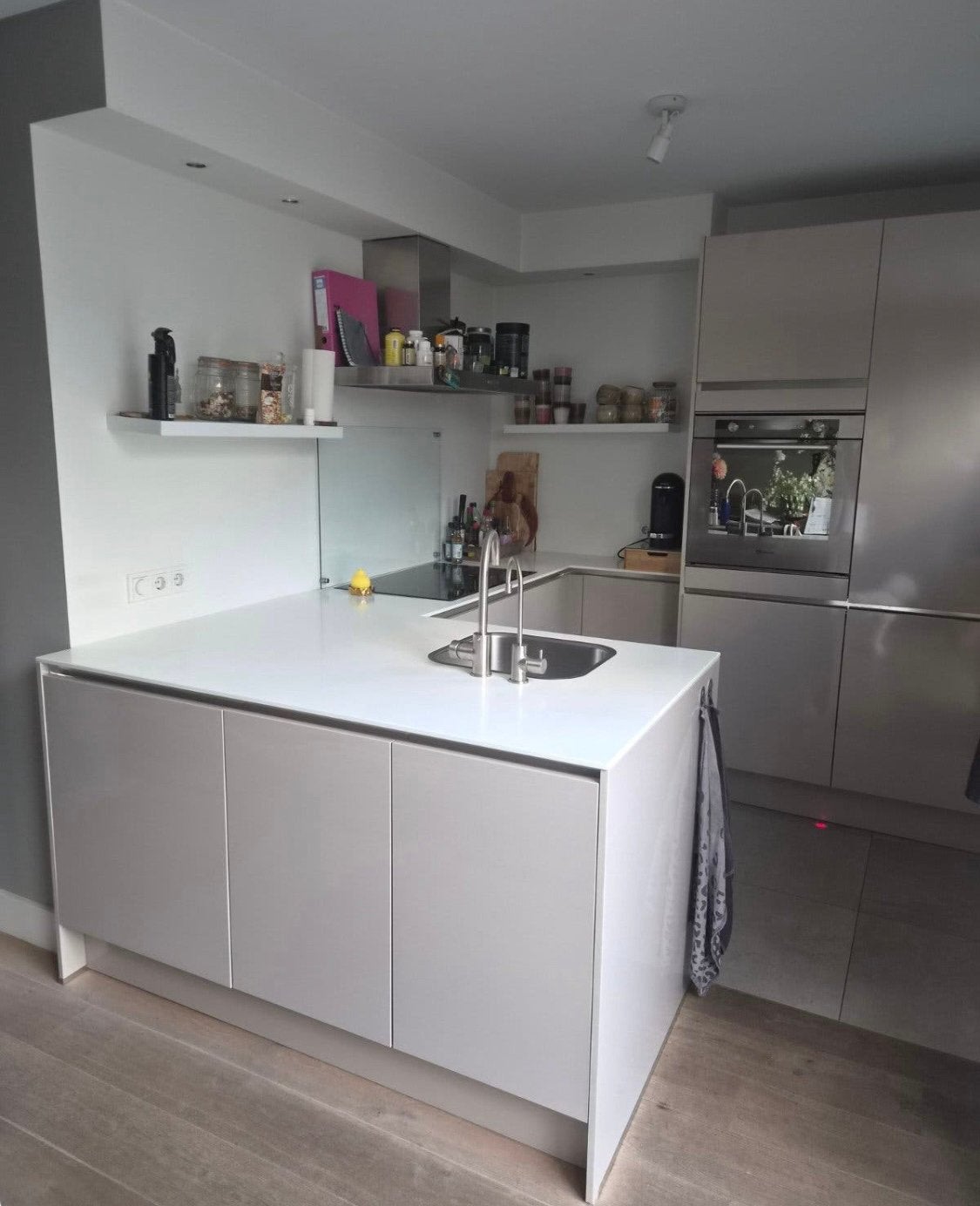 ✨TAUPE U VORM KEUKEN MET SCHIEREILAND+ APPARATUUR  ✨, Huis en Inrichting, Keuken | Complete keukens, U-keuken, Overige kleuren