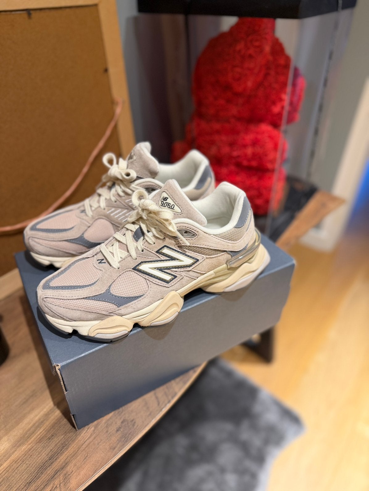 New Balance 9060 maat 40, Ophalen, Beige, Zo goed als nieuw, Sneakers
