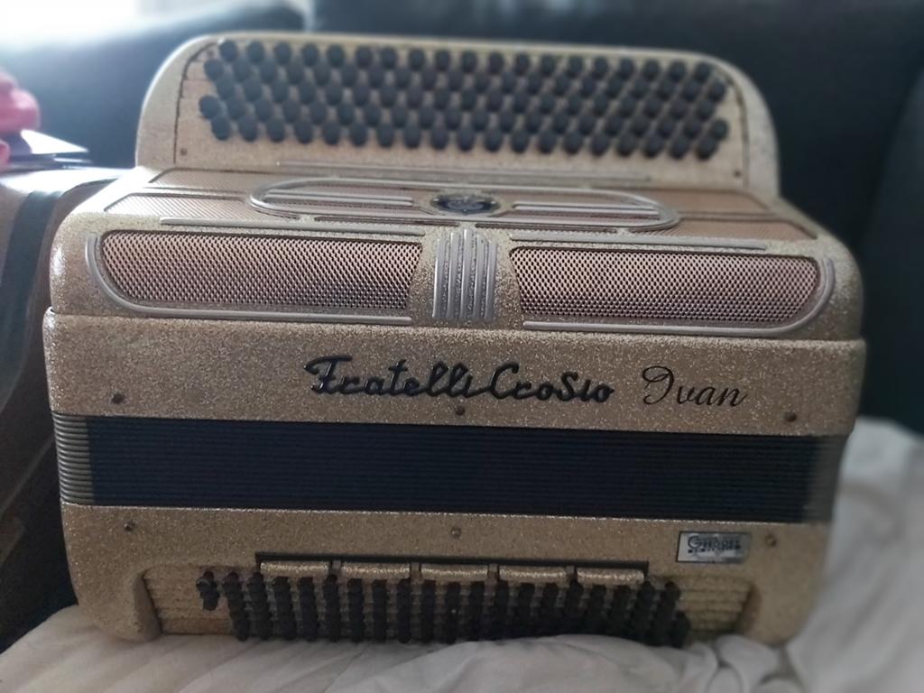 Ik verkoop een goudkleurige accordeon  ., Muziek en Instrumenten, Accordeons, Gebruikt, Met riemen, Knopaccordeon, 120-bas
