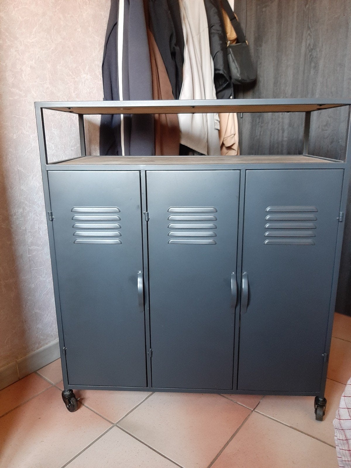 meuble métal noir et bois avec roulettes, Enlèvement, Comme neuf, Industriel