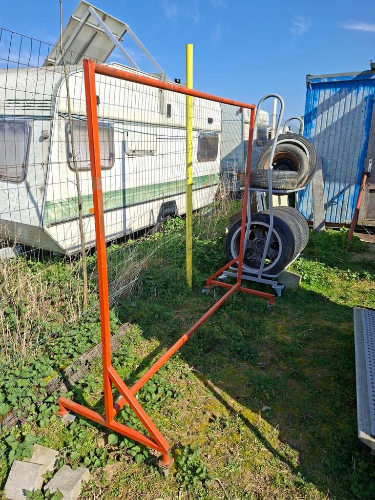 Metalen rek, Ophalen
