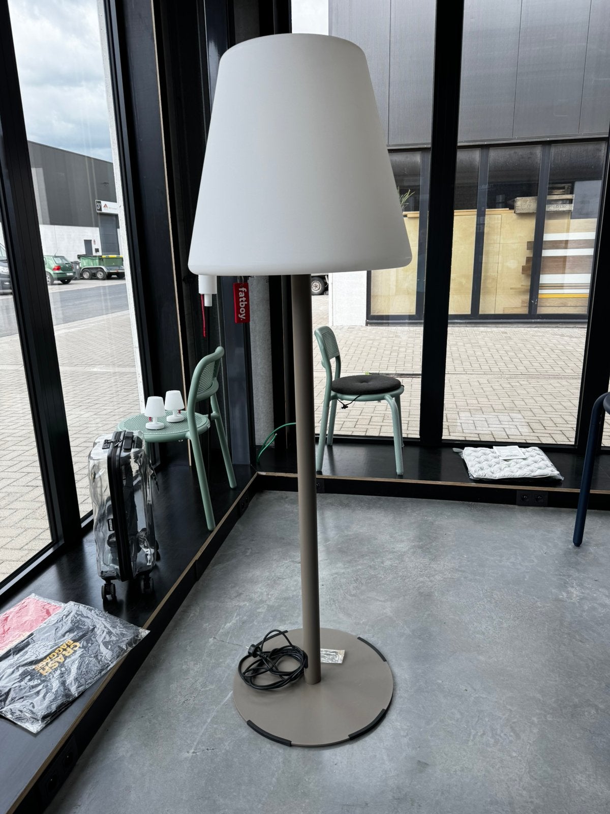 Staanlamp Edison The Giant taupe toonzaalmodel, nieuwe staat, Ophalen, Zo goed als nieuw