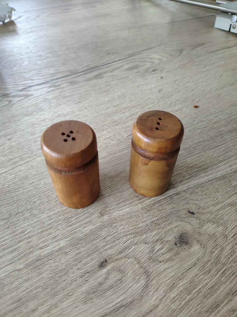 Zout en peper vat in hout, Ophalen