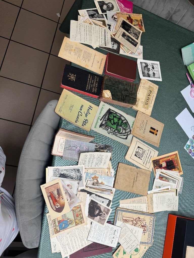 de cartes de prière anciennes et de livres religieux, Enlèvement