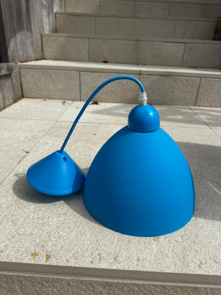 Tres jolie suspension lumineuse bleue en plastique, Maison & Meubles, Enlèvement, Comme neuf