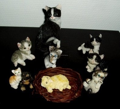 8 statuettes de chat + 1 livre sur les chats, Collections, Enlèvement, Utilisé