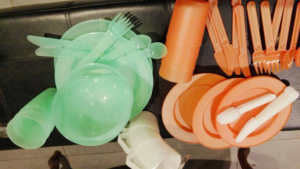 Set nieuw groen en oranje Pik-nik serviesgoed (3 + 4 persone