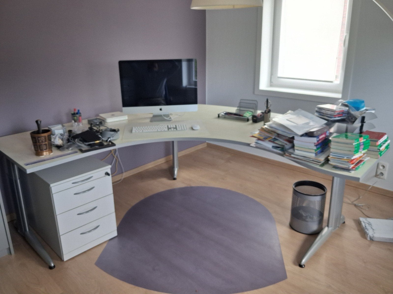 Ensemble bureau d'angle, caisson, chaise et lampe arquée, Immo