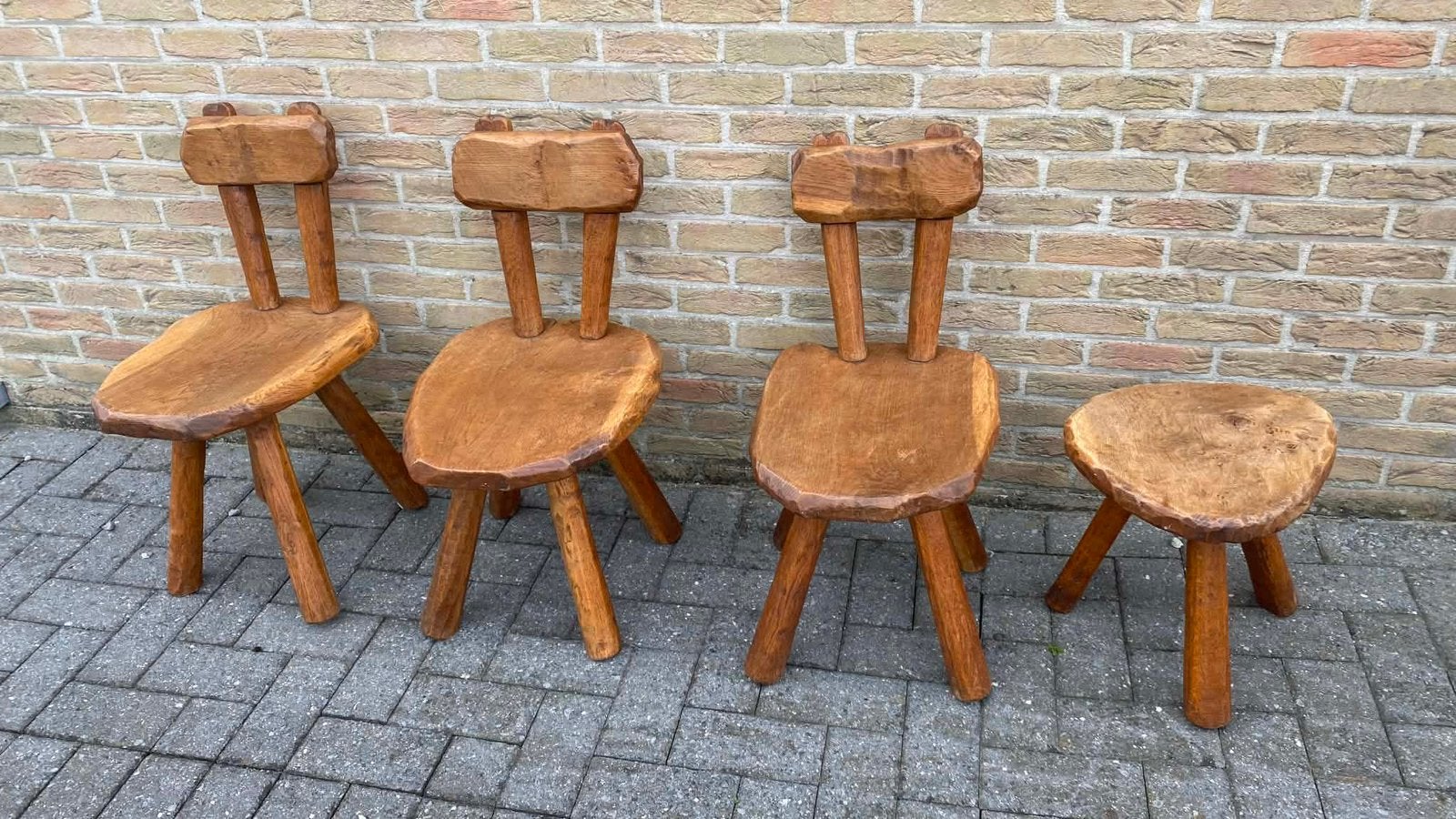 3 stoeltjes en tafeltje in zware eik, Ophalen