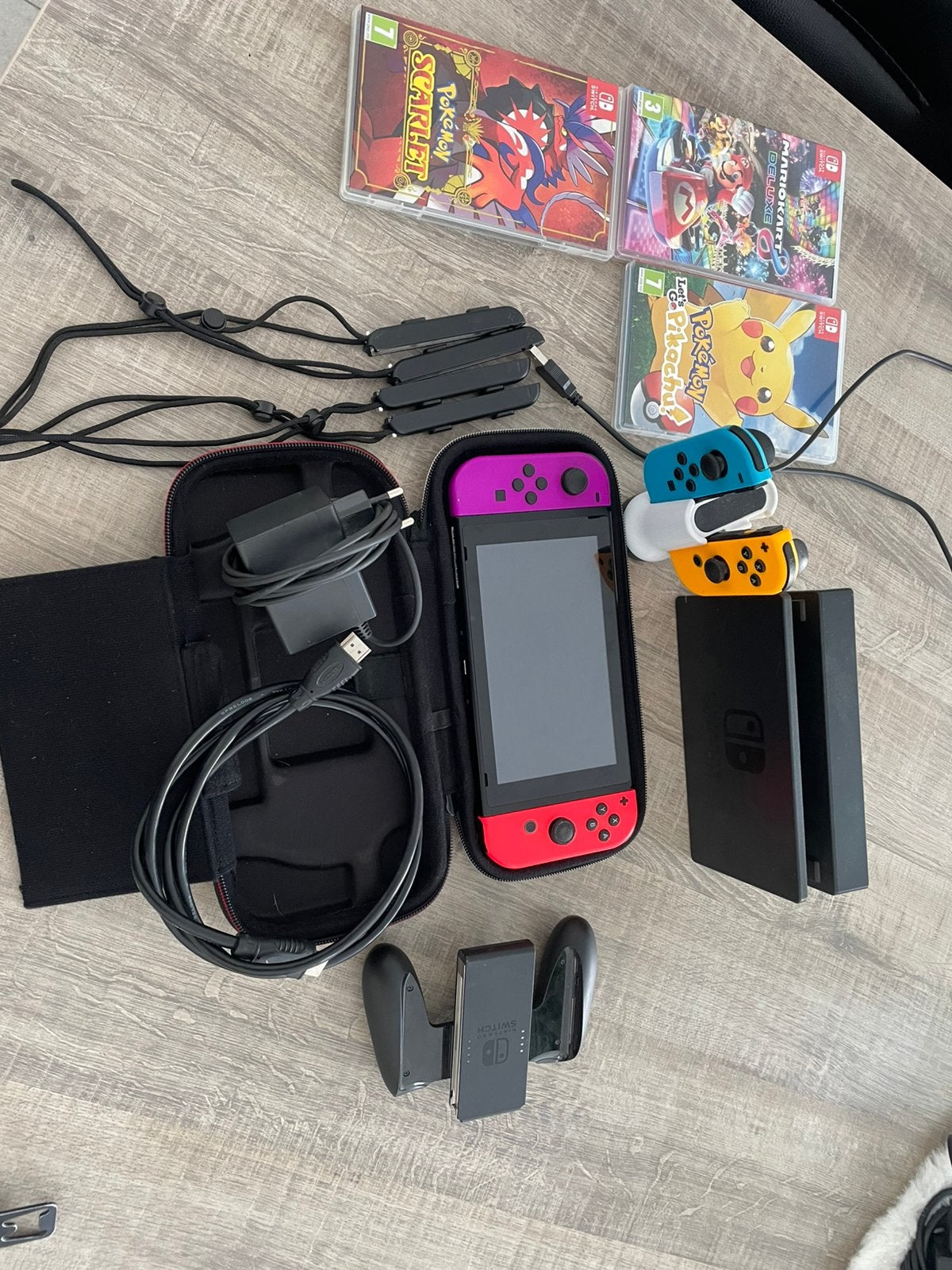 Nintendo switch v2 met 4 controllers etc., Games en Spelcomputers, Spelcomputers | Nintendo Switch, Zo goed als nieuw, Ophalen