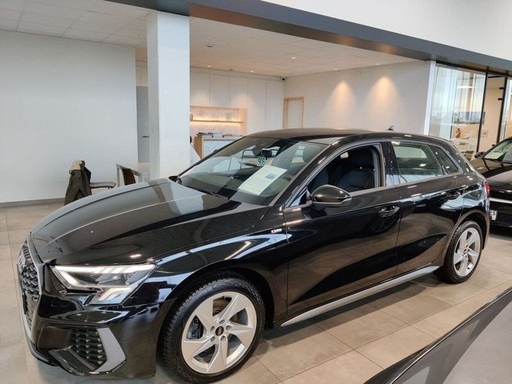 Audi A3 S-line // Carplay - Navi - DAB, Auto's, https://public.car-pass.be/vhr/98561864-bd31-42d5-a903-808024c11c48, Zwart, 5 deurs