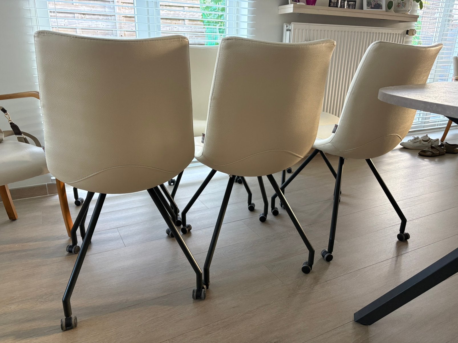 Te koop 6 stoelen op wieltjes van het merk Zooon, Enlèvement, Utilisé, Blanc, Cuir