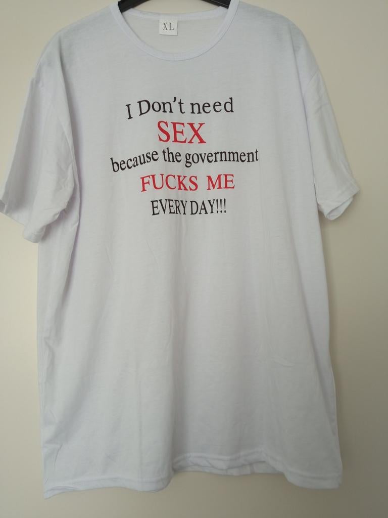 T-shirt Opschrift I don't need SEX because the government, Ophalen of Verzenden, Nieuw, Maat 56/58 (XL), Wit